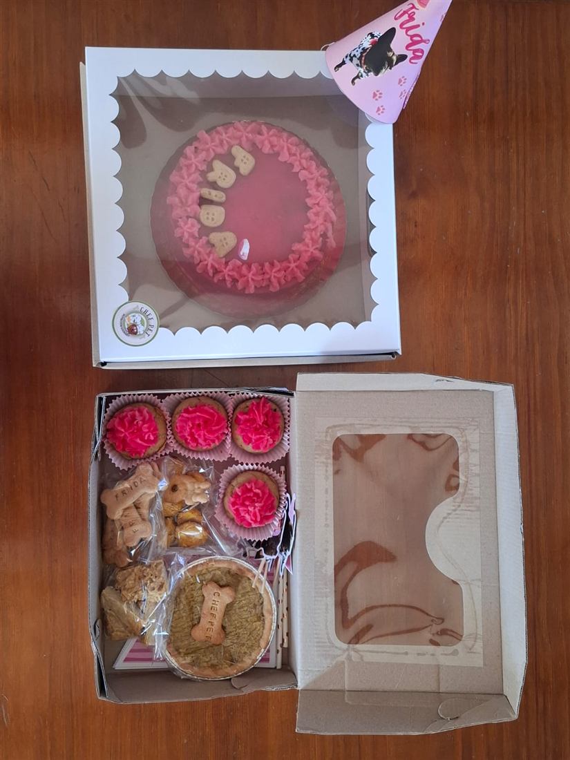 Box de cumpleaños con torta rosa, cupcakes y galletas con el nombre Frida